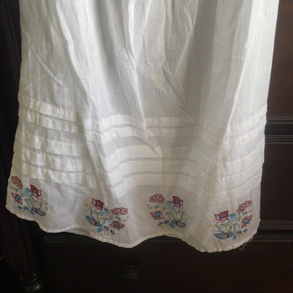 ANTHROPOLOGIE Top Embroidered Floral Colorful Cotton White Red Blue Size Medium - Picture 3 of 5